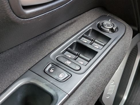 Used 2018 Jeep Renegade Latitude FWD image 20