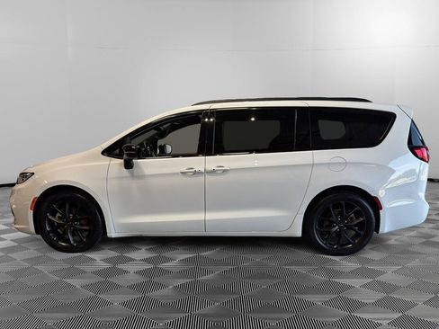 Used 2025 Chrysler Pacifica Limited FWD image 2