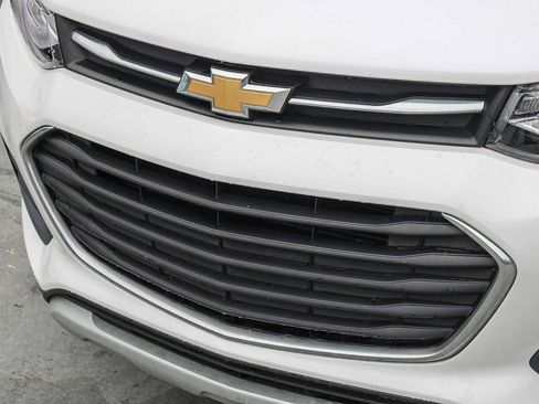 Used 2022 Chevrolet Trax LT w/ LT Convenience Package image 6