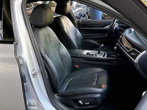 Used 2019 BMW 740i w/ M Sport Package image 8