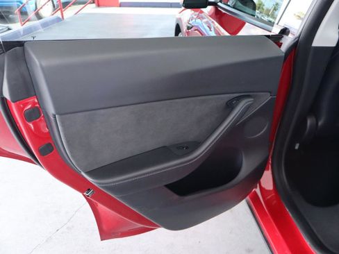 Used 2021 Tesla Model Y Long Range image 25