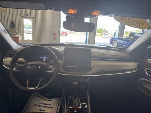 Used 2024 Jeep Compass Latitude image 23