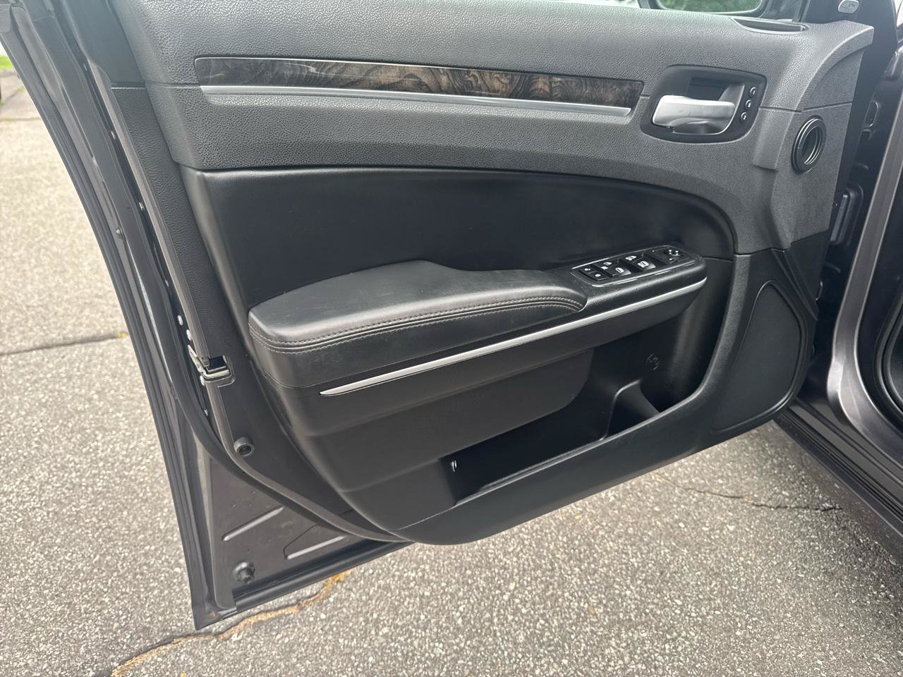 Used 2019 Chrysler 300 Limited AWD/4WD image 17