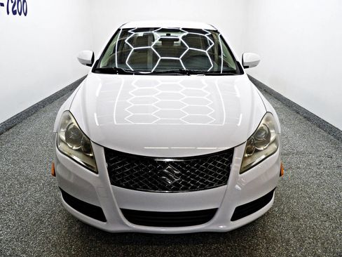 Used 2013 Suzuki Kizashi S image 2