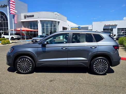 Used 2025 Volkswagen Taos SE FWD image 8