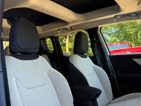 Used 2015 Jeep Renegade Latitude w/ Cold Weather Group II FWD image 21