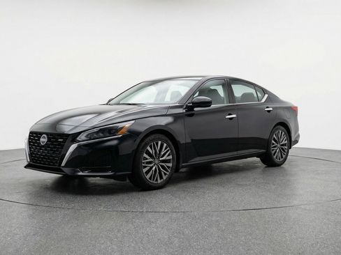 Used 2025 Nissan Altima 2.5 SV image 2