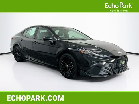 Used 2025 Toyota Camry SE FWD image 1