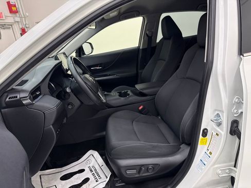 Used 2022 Toyota Venza LE image 13