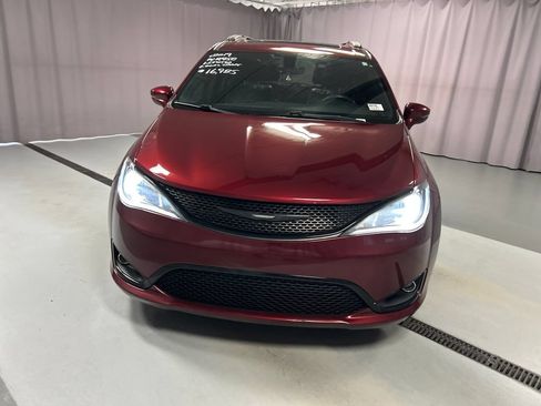 Used 2019 Chrysler Pacifica Limited w/ S Appearance Package FWD image 2