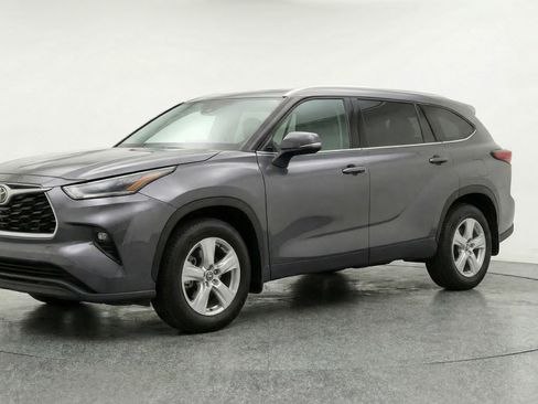 Used 2025 Toyota Highlander LE FWD image 3