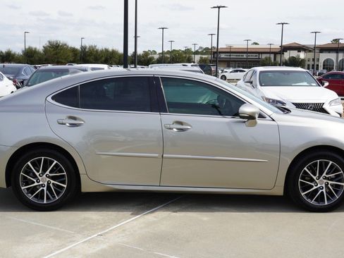 Used 2017 Lexus ES 350 w/ Luxury Package image 4