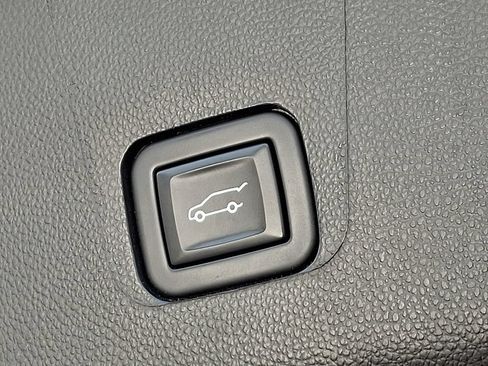Certified 2023 Chevrolet Traverse LT w/ LT Premium Package AWD/4WD image 34