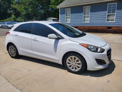 Used 2016 Hyundai Elantra GT FWD image 3