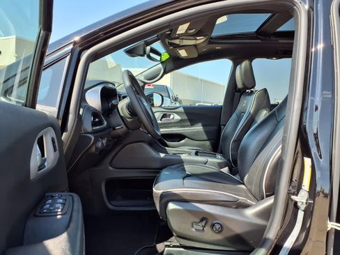 Used 2025 Chrysler Pacifica Limited image 22