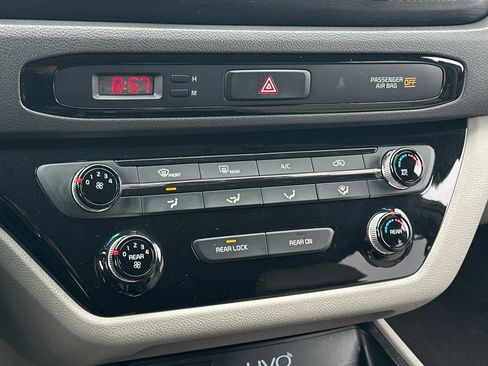 Used 2016 Kia Sedona LX w/ LX Convenience Package image 20