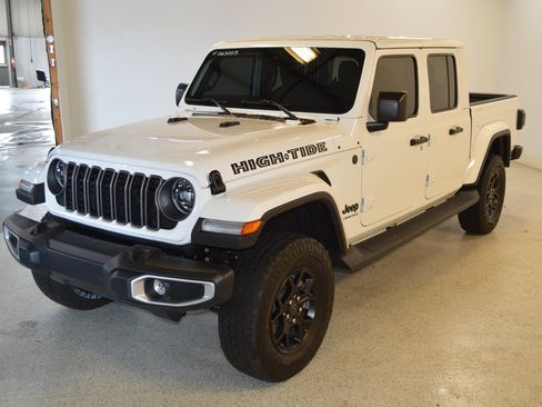 Used 2025 Jeep Gladiator Sport AWD/4WD image 7