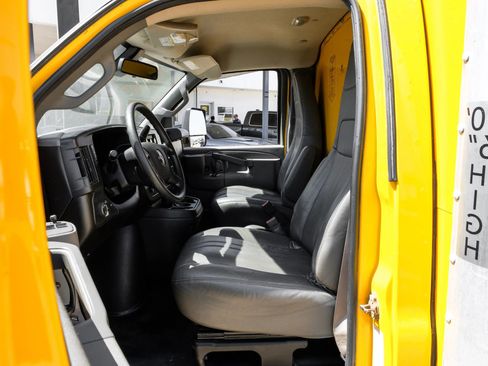 Used 2022 GMC Savana 3500 Extended w/ Power Convenience Package RWD image 4