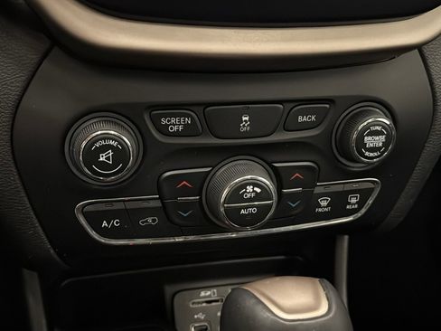 Used 2017 Jeep Cherokee Limited image 19