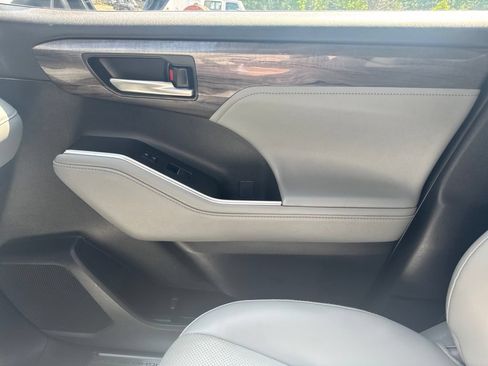 Used 2025 Toyota Highlander Platinum AWD/4WD image 23