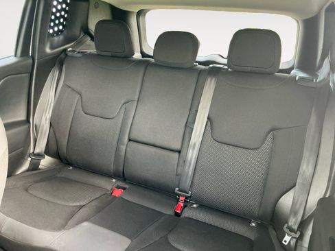 Used 2019 Jeep Renegade Altitude w/ Quick Order Package 2XM AWD/4WD image 13