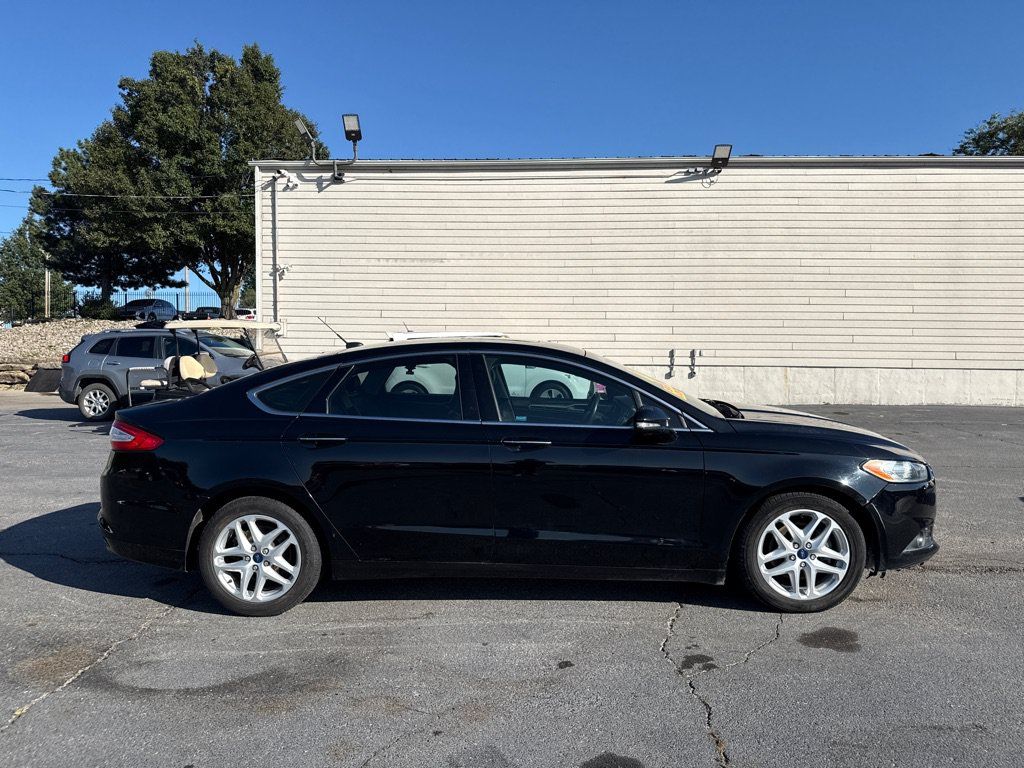 Used 2016 Ford Fusion SE w/ Equipment Group 202A FWD image 5