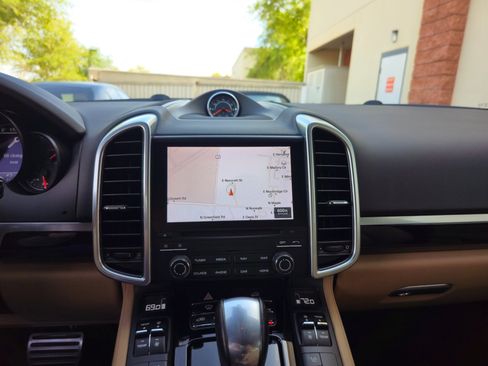 Used 2018 Porsche Cayenne S w/ Premium Package image 17