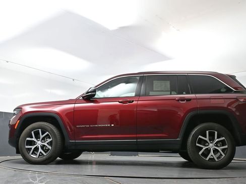 Used 2024 Jeep Grand Cherokee Limited AWD/4WD image 28