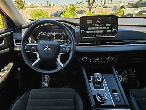 Used 2024 Mitsubishi Outlander SE image 26