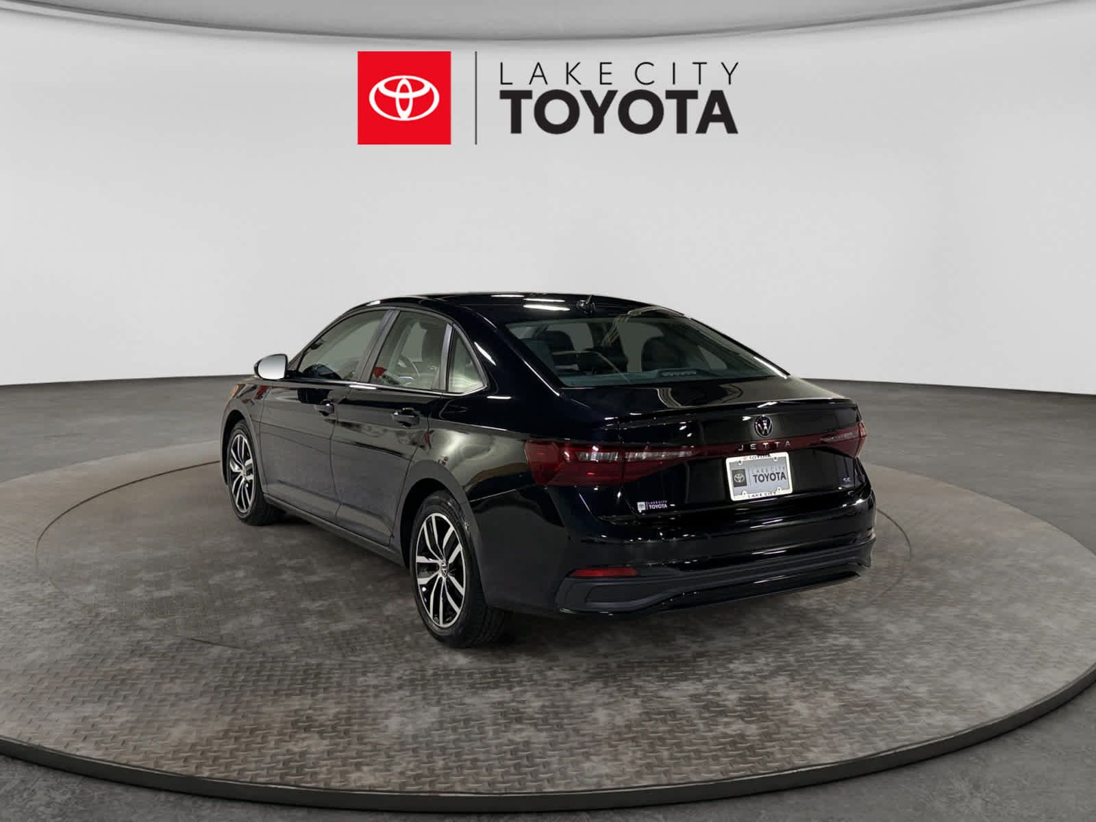 Used 2025 Volkswagen Jetta SE FWD image 5