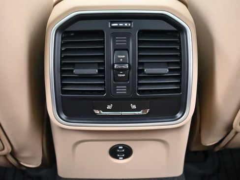 Certified 2026 Porsche Macan AWD/4WD image 8