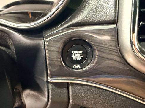 Used 2018 Jeep Grand Cherokee Overland AWD/4WD image 27