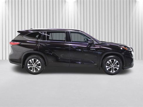 Used 2020 Toyota Highlander XLE AWD/4WD image 2
