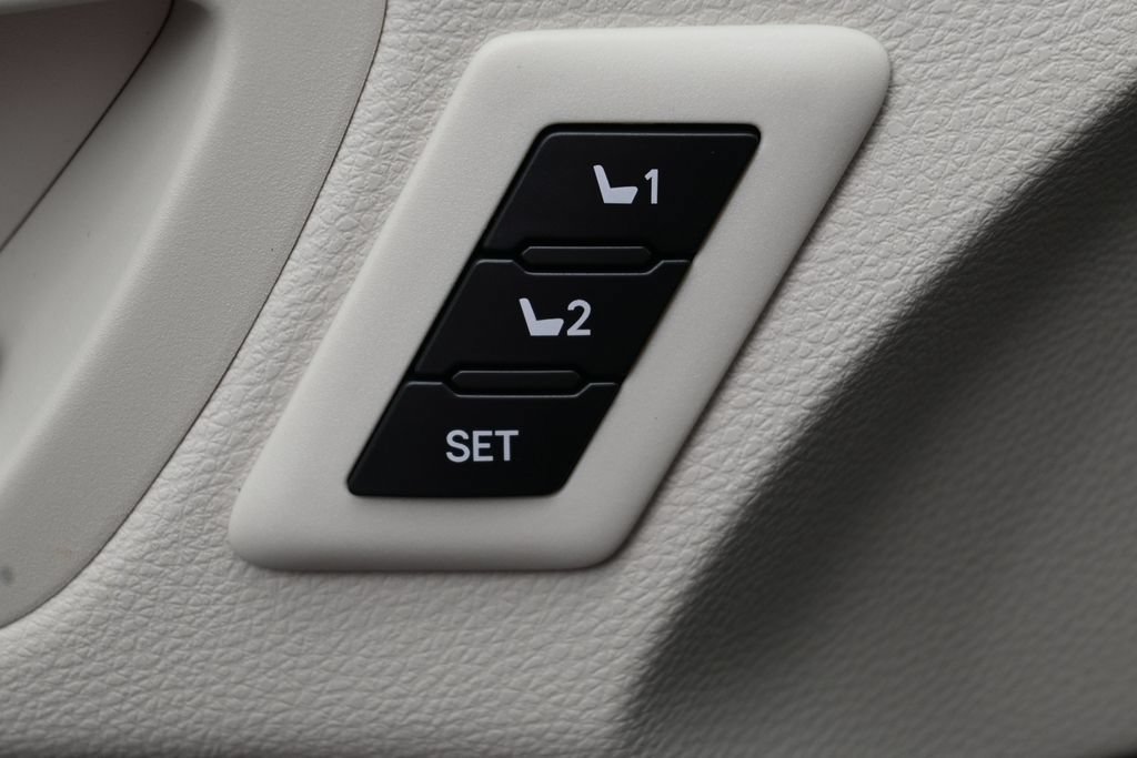 Used 2026 Toyota Sienna Limited FWD image 15