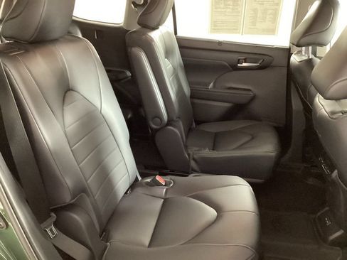 Used 2023 Toyota Highlander XLE AWD/4WD image 23