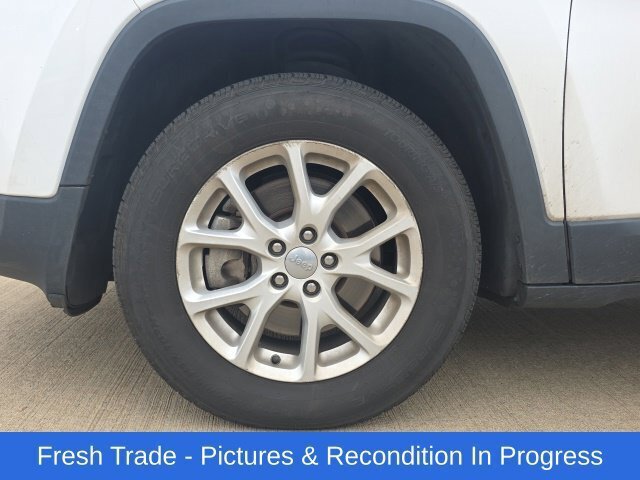 Used 2018 Jeep Cherokee Latitude Plus w/ Cold Weather Group AWD/4WD image 9