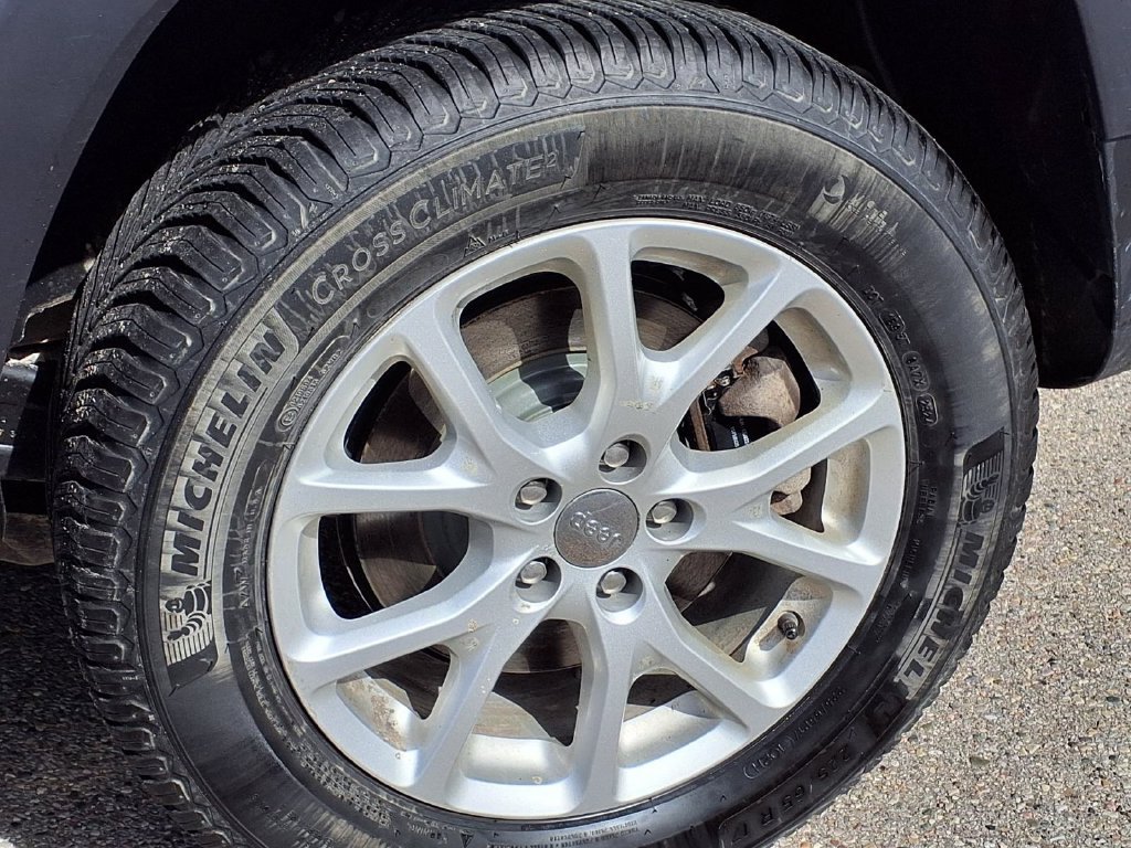 Used 2018 Jeep Cherokee Latitude Plus FWD image 7