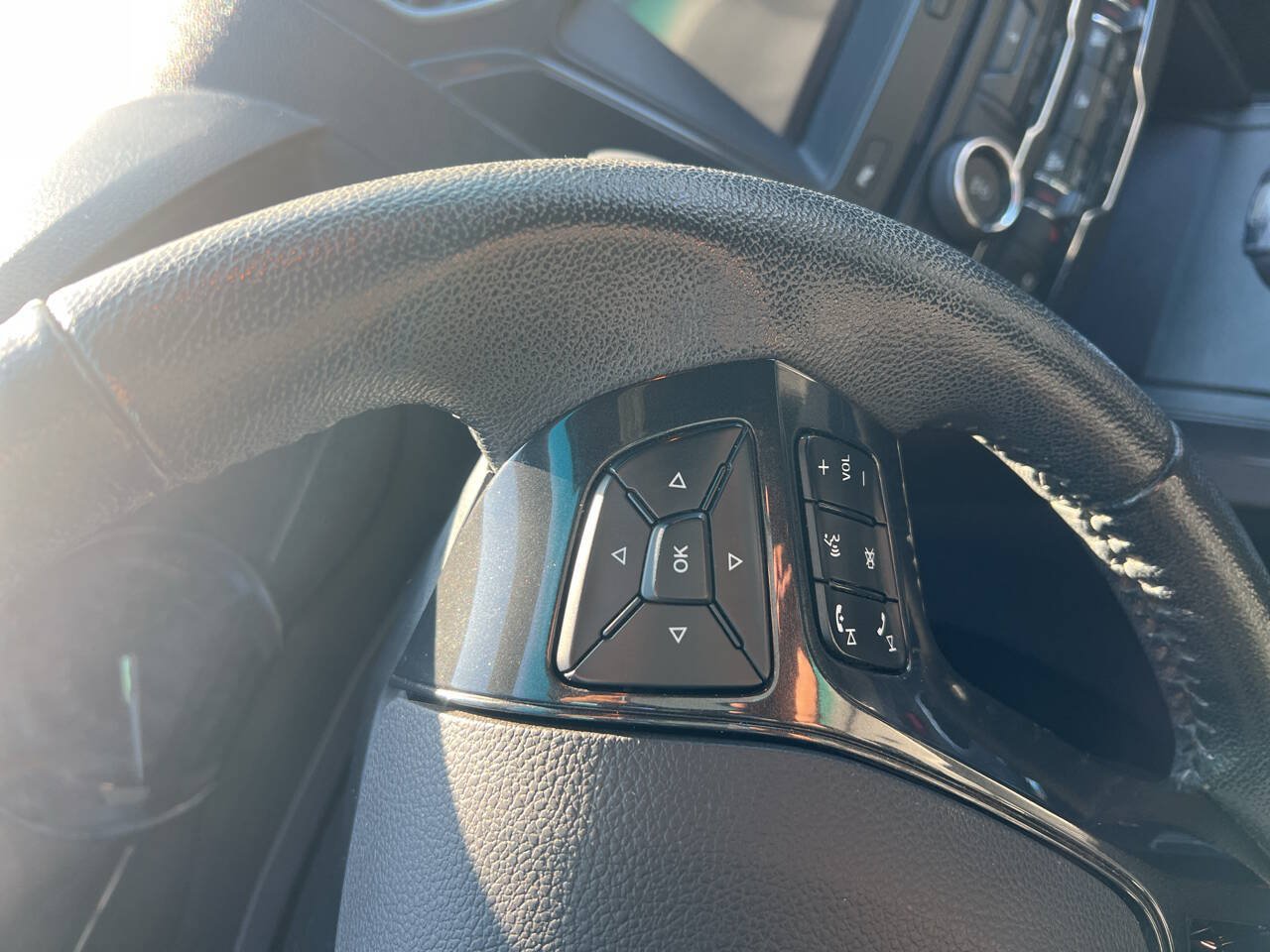 Used 2018 Ford Explorer XLT w/ Equipment Group 202A AWD/4WD image 33