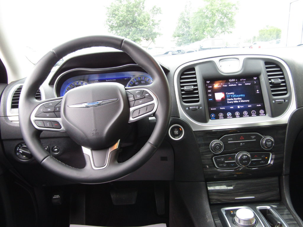 Used 2017 Chrysler 300 Limited RWD image 5