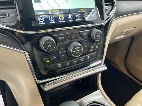 Used 2019 Jeep Grand Cherokee Limited AWD/4WD image 17