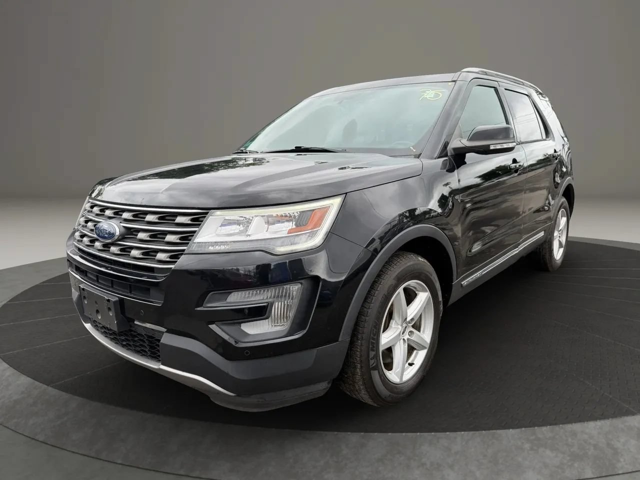 Used 2017 Ford Explorer XLT w/ Equipment Group 202A AWD/4WD image 1