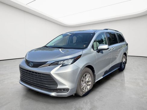 Used 2022 Toyota Sienna LE AWD/4WD image 3