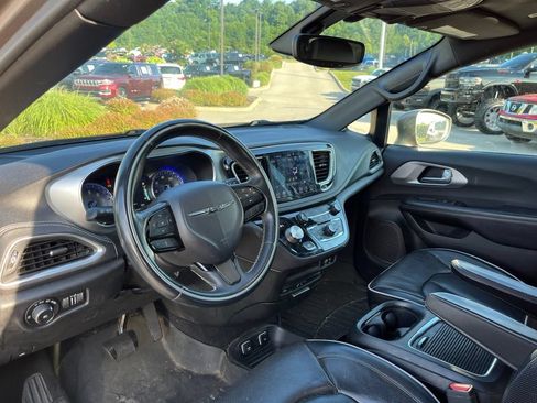 Used 2018 Chrysler Pacifica Limited FWD image 7