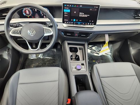 New 2025 Volkswagen Tiguan SE image 2