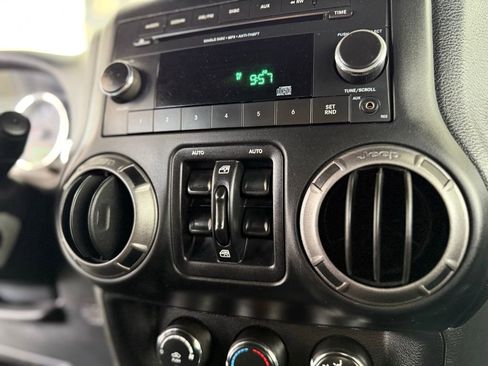 Used 2018 Jeep Wrangler Unlimited Sport S image 29