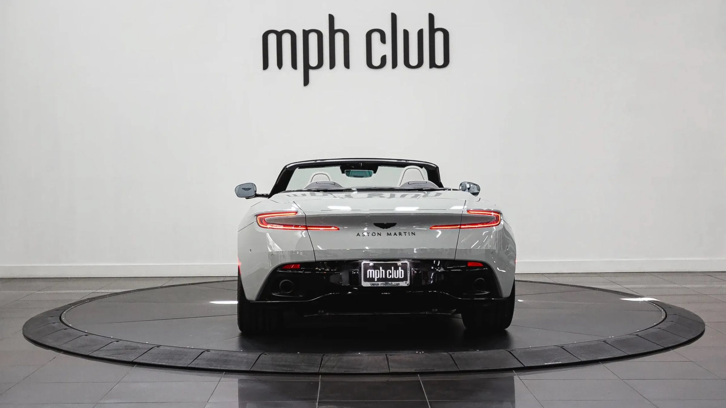 Used 2024 Aston Martin DB12 Convertible RWD image 5