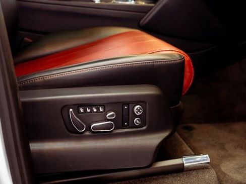 Used 2018 Bentley Bentayga image 22