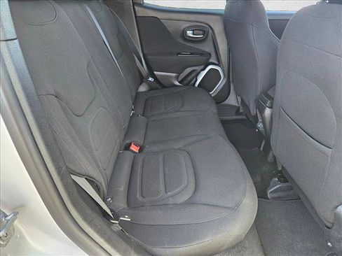 Used 2018 Jeep Renegade Latitude AWD/4WD image 17