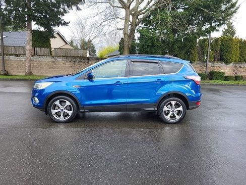 Used 2017 Ford Escape SE w/ Equipment Group 201A image 2