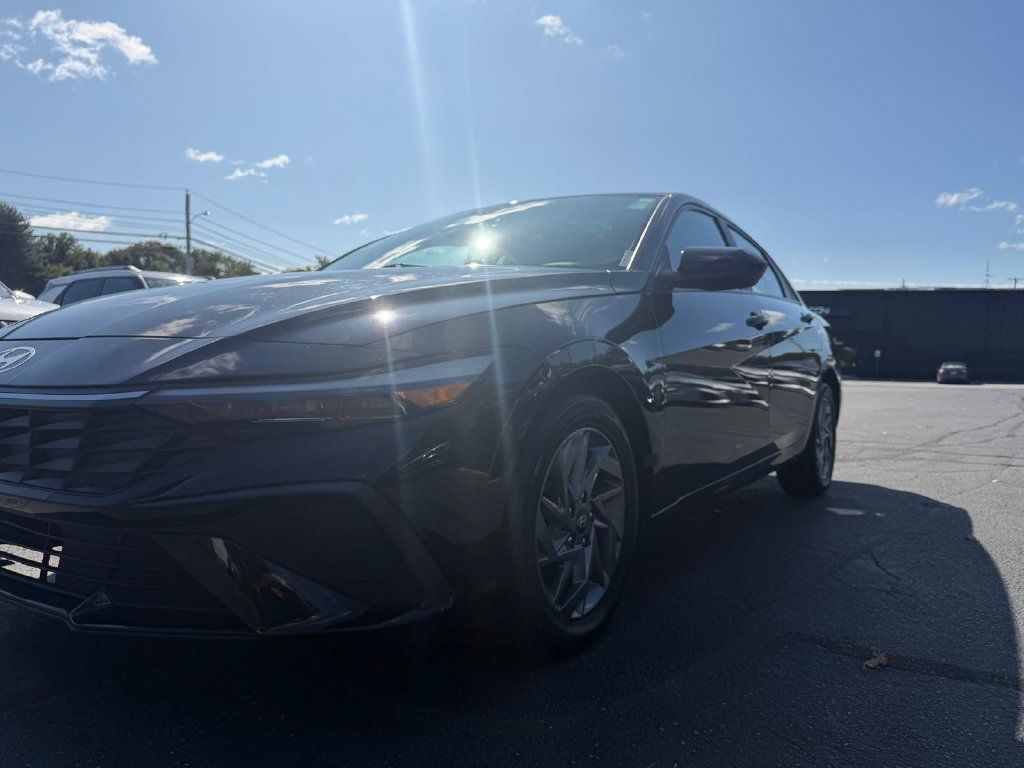 Used 2024 Hyundai Elantra SEL FWD image 21